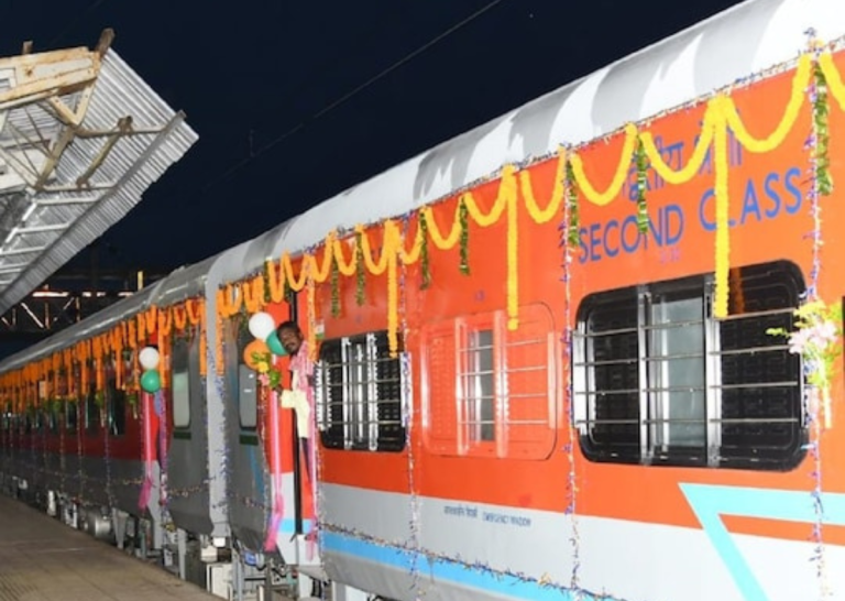 आप भी ₹50 वाली होलीडे स्पेशल ट्रेन का मजा लेना चाहते हैं? क्या है खासियत इस चार डिब्बे वाली ट्रेन में.