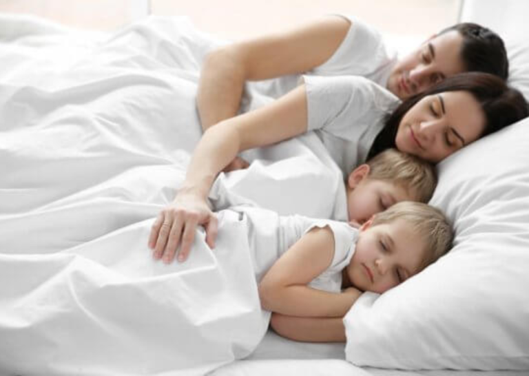 एक समय के बाद में माता-पिता को अपने बच्चों के साथ नहीं सोना चाहिए? जानिए क्या है कारण