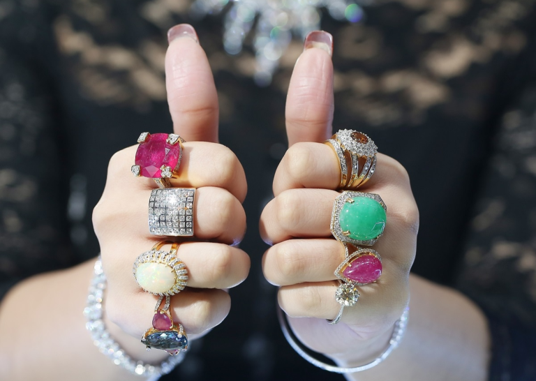 कौन सी उंगली में सबसे ज्यादा अंगूठी पहनने का आपको फायदा मिलने वाला है? जानिए..