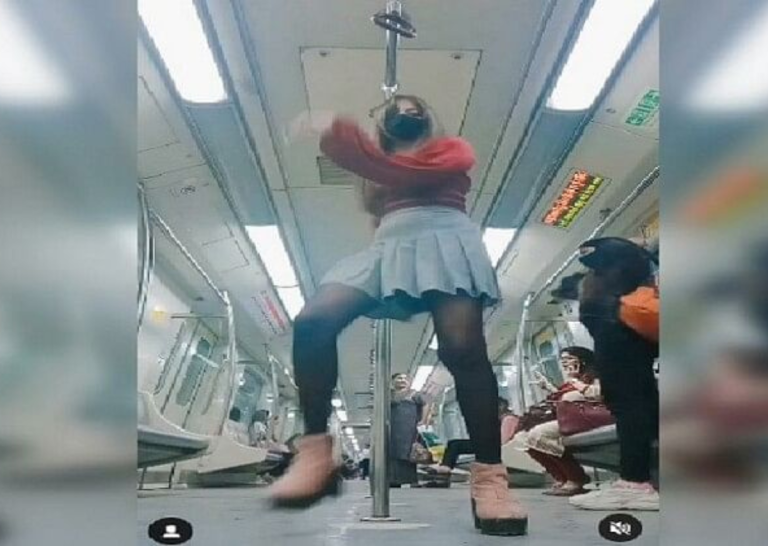 पहले बिकनी गर्ल अब मिनी स्कर्ट के साथ लड़की ने किया दिल्ली मेट्रो में धमाकेदार डांस…! लोगों की नाराजगी के बाद वायरल हुआ वीडियो