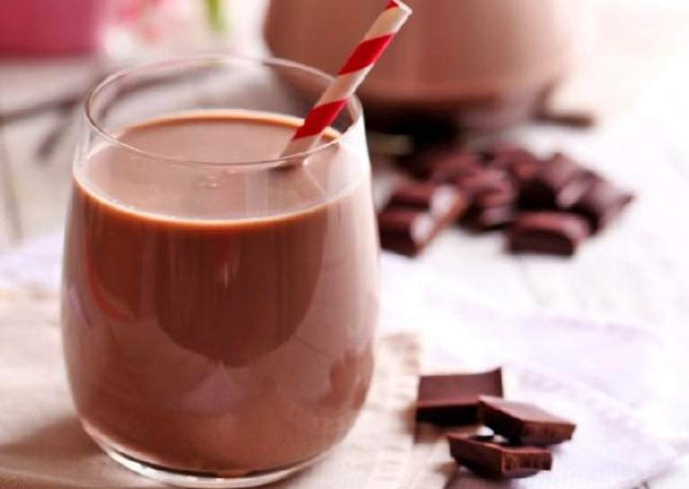 क्या आप चॉकलेट मिल्क पीना पसंद करते हैं जानिए चॉकलेट मिल्क पीने के फायदे