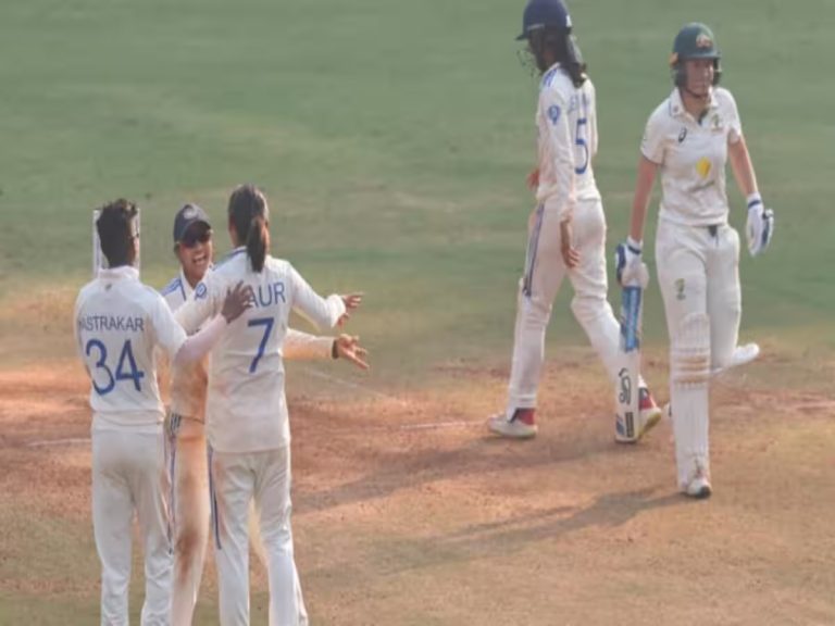 ‘हैरी दी के हाथों में जादू है’, दीप्ति शर्मा हुईं हरनप्रीत कौर की गेंदबाजी की फैन, दो विकेट लेकर भारत का पलड़ा किया भारी