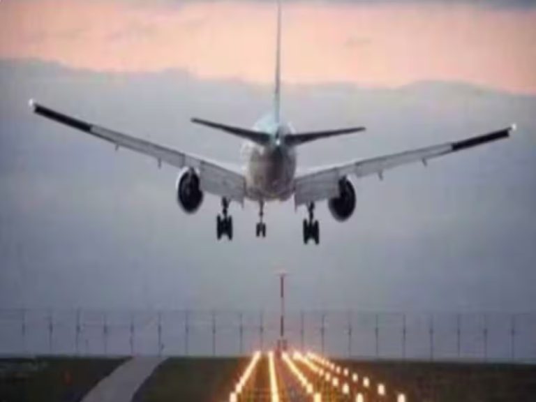 दिल्ली-NCR में ठंड-कोहरे का डबल अटैक, कई इलाकों में विजिबिलिटी जीरो, दिल्ली एयरपोर्ट ने जारी की एडवायजरी