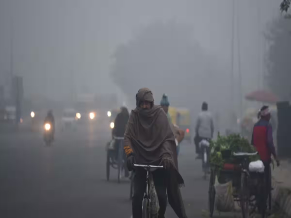 Weather Today: घने कोहरे में डूबा आधा भारत, दिल्ली समेत इन शहरों में अलर्ट जारी; यहां होगी बारिश