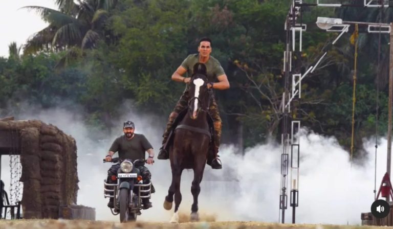 घोड़ा दौड़ाते अक्षय कुमार के पीछे ‘बुलेट राजा’ बने संजू बाबा, वीडियो दिखाकर याद की 16 साल पुरानी फिल्म
