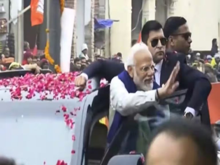 पीएम मोदी का अयोध्या में भव्य स्वागत, रोड शो में फूलों बारिश, शंखनाद संग गूंजे जयघोष