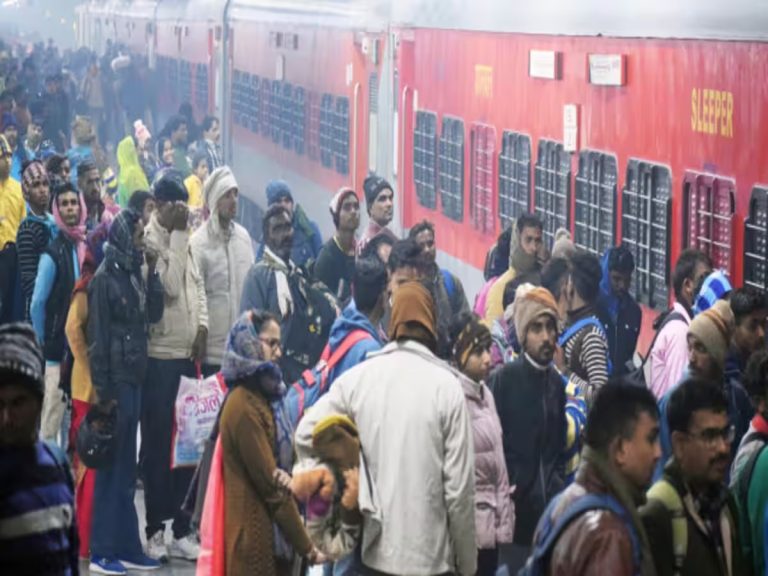 घने कोहरे ने फिर रोकी रफ्तार, आज दिल्ली जाने वाली 23 ट्रेनें लेट; घर से निकलने से पहले देखें लिस्ट
