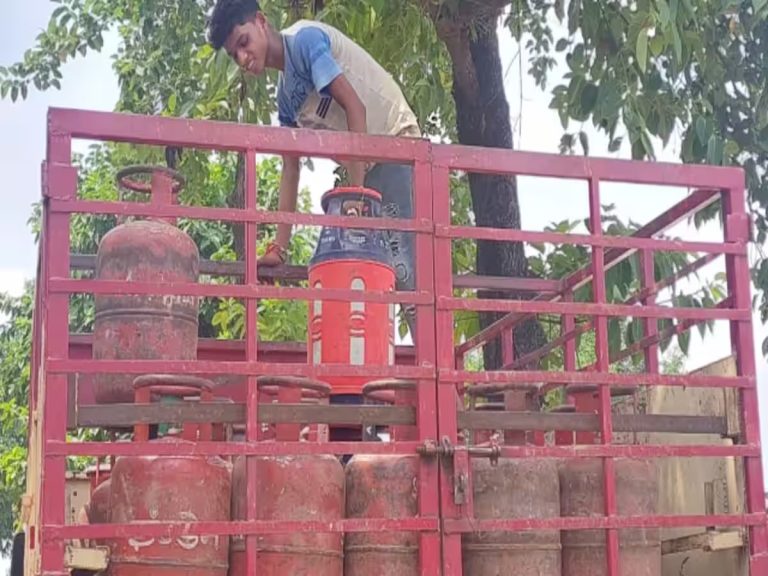 सस्ता LPG सिलेंडर, डीए से ITR तक… एक जनवरी से बदल रहा बहुत कुछ