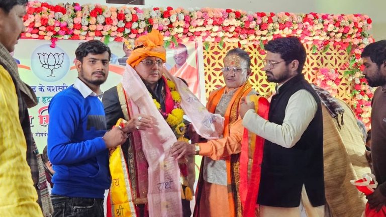 मथुरा पहुंचे CM पुष्कर सिंह धामी, श्रीकृष्ण के गोवर्धन धाम में की देश-प्रदेश की खुशहाली की कामना