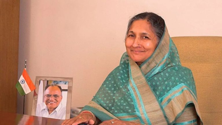73 साल की इस महिला ने कमाई में मुकेश अंबानी को पछाड़ा, जिंदल परिवार की हैं मुखिया