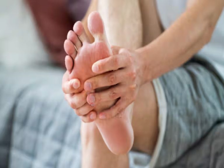 Pain In Foot: पैर के तलवों में होता है दर्द तो जानें कारण और राहत के उपाय