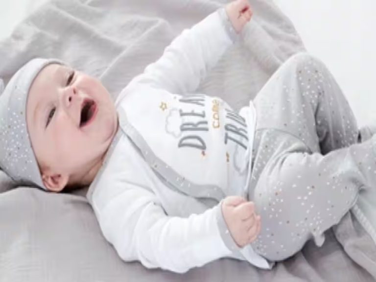 नवजात शिशु को ठंड से बचाने के लिए कितने कपड़े पहनना सही? एक्सपर्ट ने शेयर किए बेबी विंटर केयर टिप्स