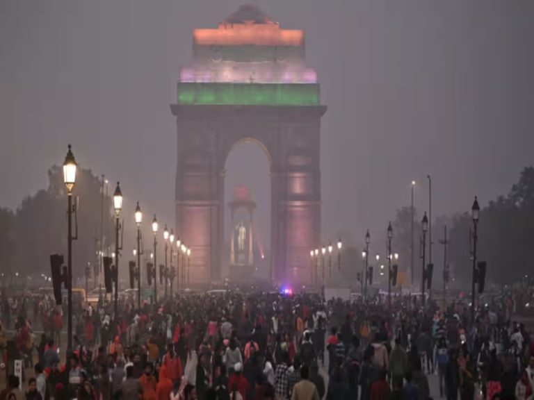 नए साल के जश्न में झूमे लोग, इंडिया गेट, कनॉट प्लेस से लेकर कर्तव्यपथ पर भीड़, सड़कें जाम- VIDEO
