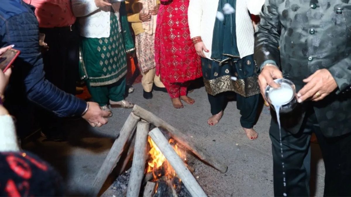 Lohri 2024: काले कपड़े पहनने जैसी ये गलतियां त्योहार का मजा करती हैं किरकिरा