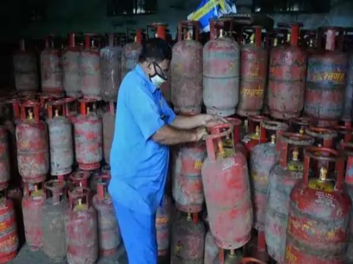 LPG सिलेंडर के दाम घटे, आज मिला नए साल का छोटा गिफ्ट, देखें कहां कितना हुआ सस्ता