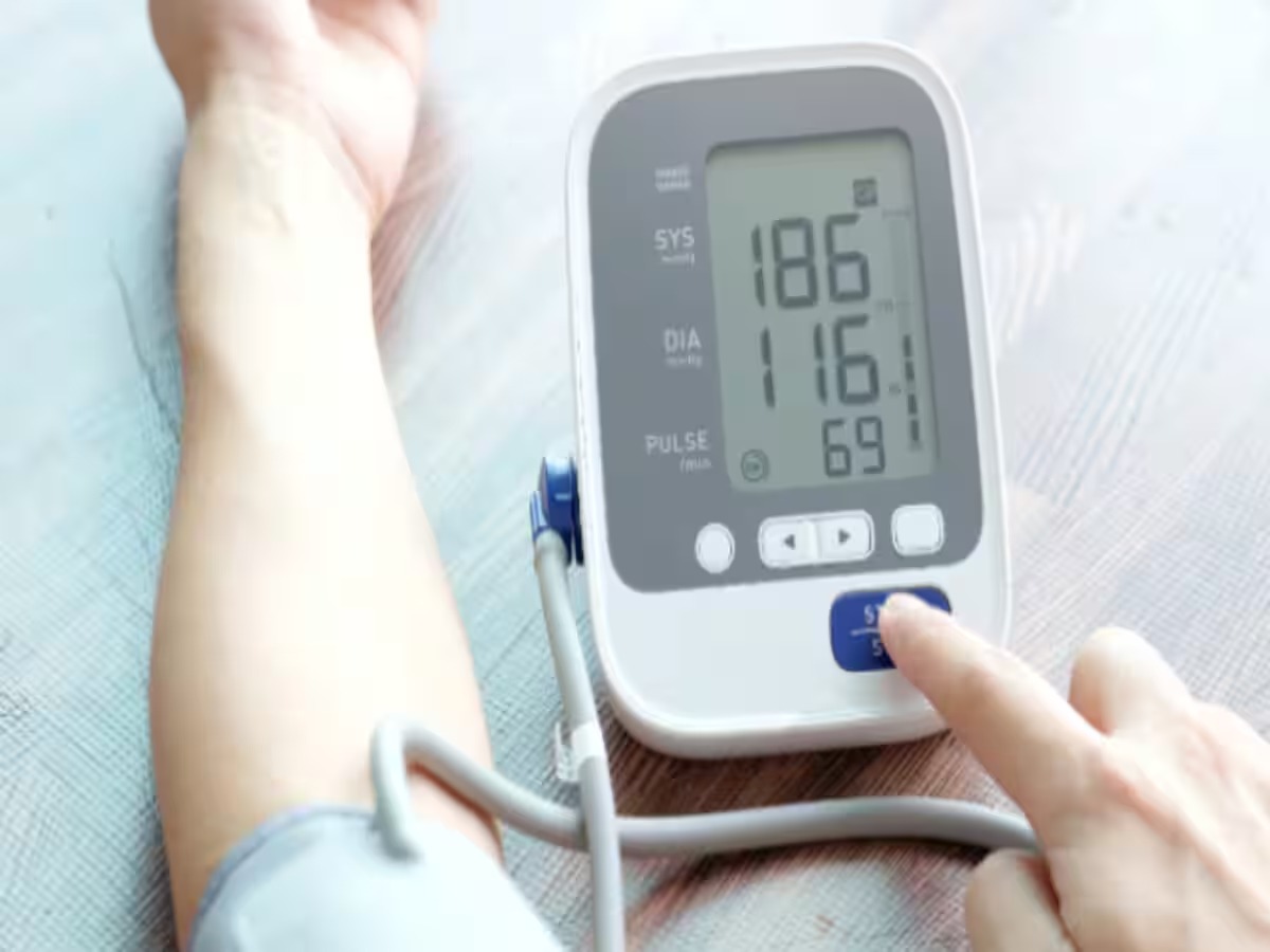 High Blood Pressure: हाई ब्लड प्रेशर के मरीज हैं तो सर्दियों नहाने से लेकर एक्सरसाइज तक, ऐसे रखें ख्याल