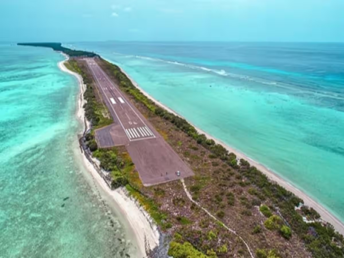 Lakshadweep: बीच के पास बैठकर देखनी है नेचर की खूबसूरती तो घूम आएं लक्षद्वीप, जानिए पहुंचने का तरीका