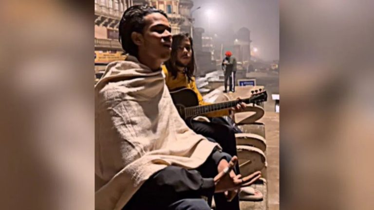 लड़के ने वाराणसी के घाट पर बैठकर ऐसा गाना गाया, लोगों की आंखों में भर आए आंसू-VIDEO