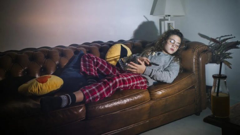 TV देखते-देखते सो जाने की आदत पड़ेगी भारी, लग सकती है बीमारी, रिसर्च में खुलासा