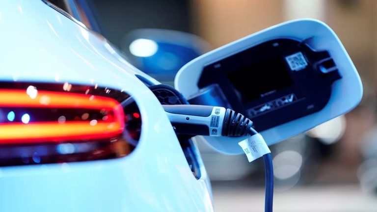 इलेक्ट्रिक गाड़ियों की बिक्री ने साल 2023 में मचाया धमाल, 365 दिन में बिक गए 15.29 लाख वाहन