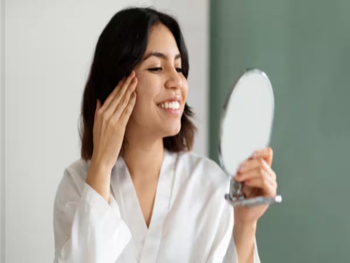 Skin Care: सर्दी के मौसम में सोने से पहले चेहरे पर लगाएं ये चीजें, ड्राई स्किन से मिलेगा छुटकारा