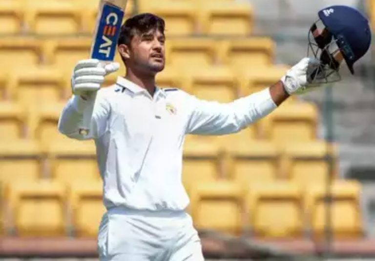Mayank Agarwal: फ्लाइट में अचानक बिगड़ी भारतीय क्रिकेटर की तबीयत, ICU में कराया गया भर्ती