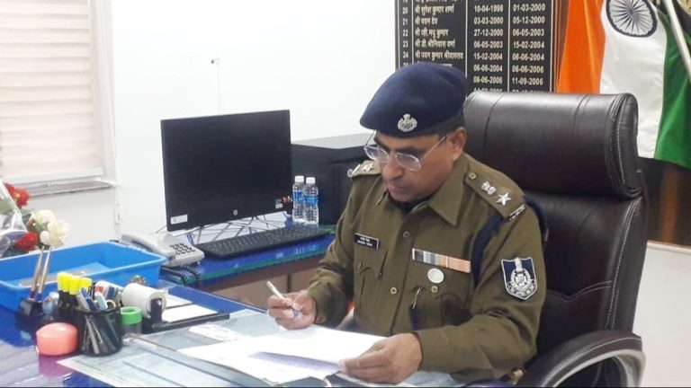 थाने में बैठकर ताश खेल रहे थे पुलिसकर्मी, सिविल ड्रेस में पहुंच गए एसपी साहब…