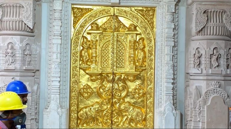 राम मंदिर में लगा पहला सोने का दरवाजा, 3 दिन में लगेंगे सोने के 13 और दरवाजे