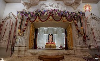 राम मंदिर के गर्भगृह में घुसा बंदर, सुरक्षाकर्मियों को हुई चिंता, फिर जो हुआ वो चमत्कार से कम नहीं..