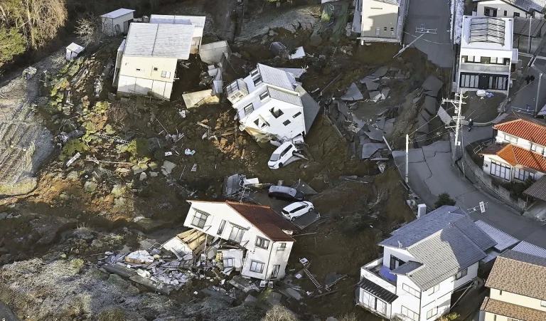 Japan में Earthquake के कारण रातोंरात बेघर हुए हजारों लोग अनिश्चितता की स्थिति में