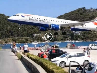 कभी नहीं देखी होगी विमान की ऐसी लैंडिंग! वायरल वीडियो देखकर यूजर्स बोले- ये असली नहीं हो सकता