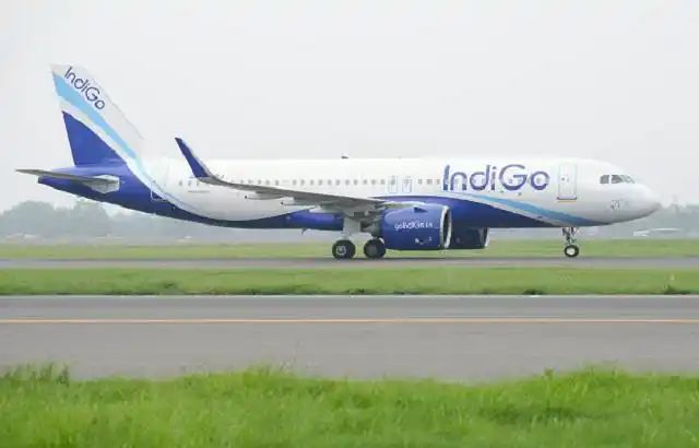 इंडिगो ने टिकट पर ईंधन शुल्क वसूलना किया बंद, हवाई यात्रा होगी 1,000 रुपये तक सस्ती