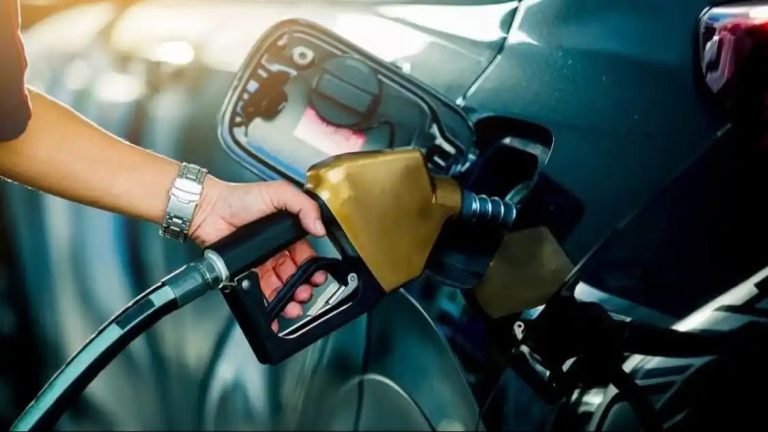 Petrol-Diesel Price: पेट्रोल-डीजल की लेटेस्ट कीमतें जारी, जानें आज कितने रुपये लीटर बिक रहा तेल