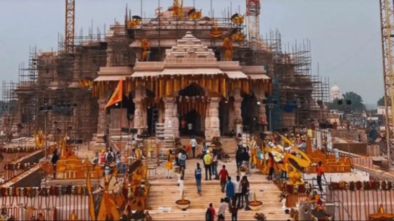 Ayodhya Ram Mandir: अयोध्या के राम मंदिर को घर-घर तक पहुंचाने की हो रही तैयारी, सहारनपुर में लकड़ी पर उकेरा जा रहा नायाब नमूना