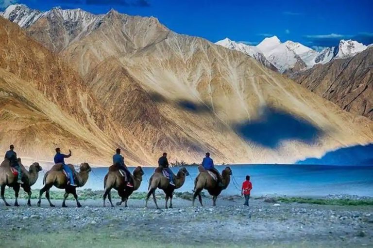 Leh Ladakh Famous Places: लेह लद्दाख जाने का सही समय क्या है? जब भी जाएं यहां जरूर करें विजिट