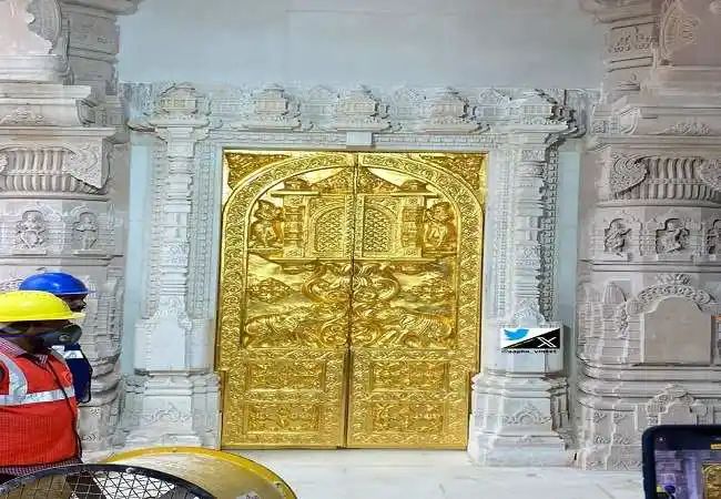 अयोध्या : रामलला के गर्भगृह में लगा सोने का दरवाजा