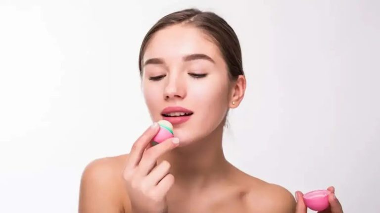 Dry Lips Care Tips- सर्दी के कारण लिप्स हो गए है ड्राई, तो अपनाएं ये टिप्स