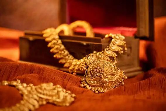 Gold Silver Rate: सोने और चांदी की बढ़ी चमक, सोना 150 रुपये मजबूत तो चांदी में 300 रुपये का उछाल