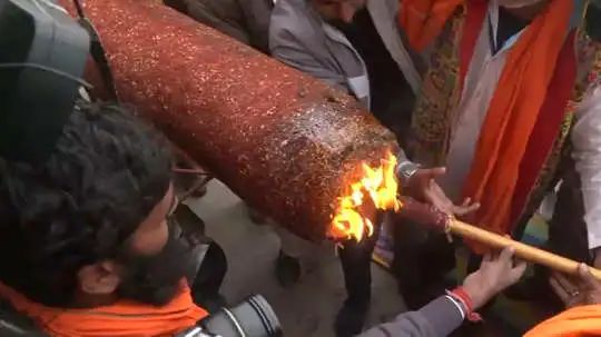 Ayodhya Ram Mandir: अयोध्या में जलाई गई 108 फीट की अगरबत्ती, इस पावन मौके पर मौजूद रहे ये लोग