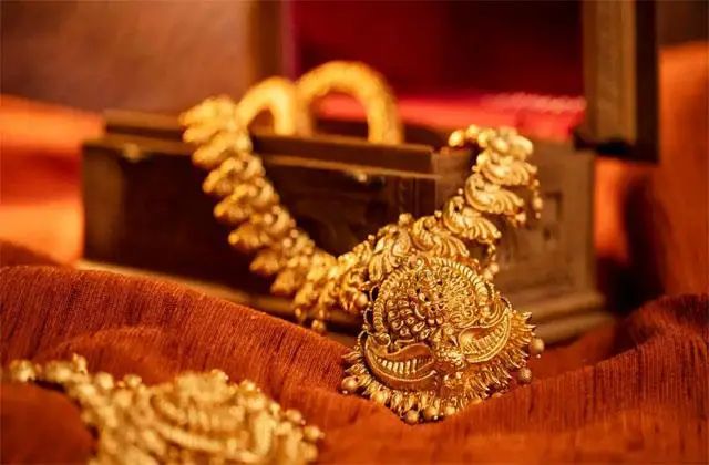 Today Gold Silver Price: 62 हजार के नीचे आई सोने की कीमत, चांदी के भाव भी गिरे