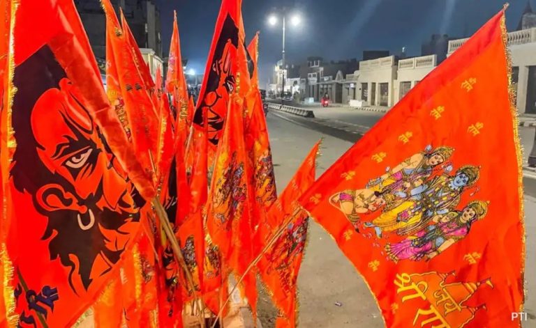 आज तक किसी ने नहीं देखी होगी ऐसी दिवाली’ रामलला की प्राण प्रतिष्ठा से पहले प्रसाद की तरह लोग खरीद रहे झंडे और पटाखे