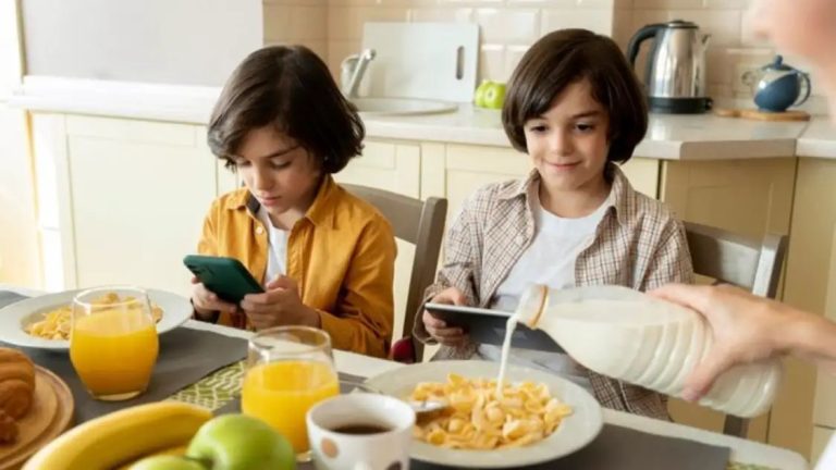 खाना खाते समय बच्चे के मोबाइल इस्तेमाल करने से उन पर क्या प्रभाव पड़ता है
