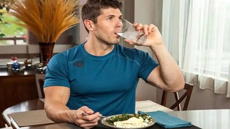 Water Intake: खाना खाते वक्त आप भी पीते हैं पानी नुकसान जानेंगे तो छोड़ देंगे ये आदत