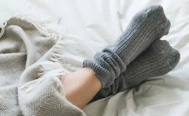 Winter care tips: सर्दियों में रात में मोजा पहनकर सोने के हैं कितने फायदे , जाने