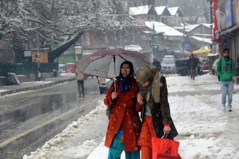 कश्मीर में बर्फ हटाते समय बड़ा हादसा, स्नो कटर गाड़ी फिसलने से 2 लोगों की मौत