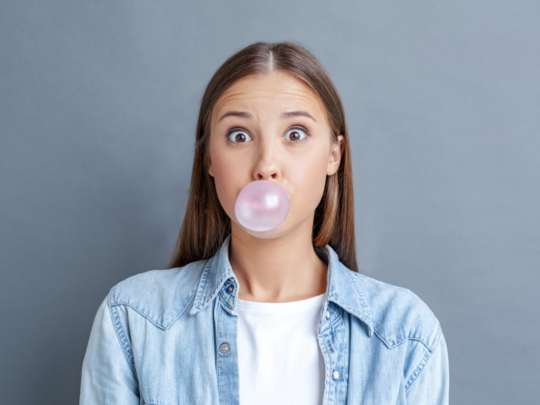 रिसर्च का दावा- इस वक्त Chewing Gum चबाने से होता है असली फैट बर्न, फायदे सुनकर फट जाएंगी आंखें