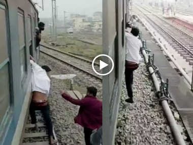 चलती ट्रेन से फोन छीनकर भाग रहा था चोर, लोगों ने दबोचा और किया कुछ ऐसा कि वीडियो हो गया वायरल