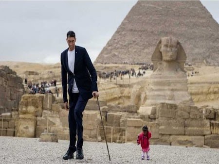 World’s tallest man: सड़क पर खड़े होकर 2 मंजिला इमारत की खिड़कियां करता है बंद, ये है दुनिया का सबसे लंबा आदमी