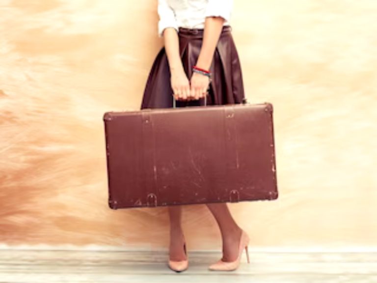 महिला ने केवल 800 रुपये में खरीदा विंटेज सूटकेस, जब खोला तो पैरों तले खिसकी जमीन, मिला ‘कीमती खजाना’!