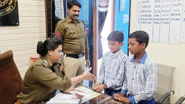 दो मासूम छात्रों को सड़क पर बिखरे मिले हजारों रुपए के नोट, एक-एक समेटे और पुलिस के पास जमा कराने पहुंच गए